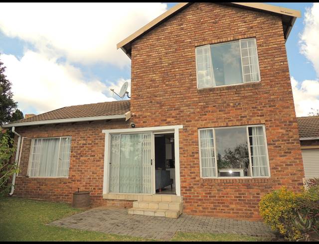 3 BEDROOM TOWNHOUSE FOR SALE IN WILGEHEUWEL